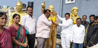 పూలే వర్ధంతి: బీఆర్ఎస్ నాయకుల నివాళి |