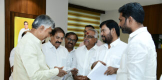 జాతీయ ఉపాధి హామీ పథకం కోసం సీఎం చంద్రబాబు కి వినతి పత్రం