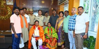 పదవీ విరమణ పొందిన కానిస్టేబుల్ ని సన్మానించిన జిల్లా ఎస్పీ