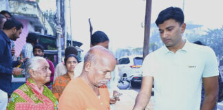 విజయవాడ పింఛన్ అందించిన నగరపాలక సంస్థ కమిషనర్ ధ్యానచంద్ర