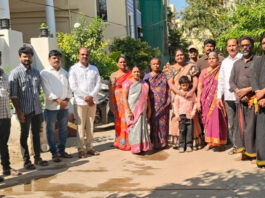 కాలనీ పర్యటనలో కార్పొరేటర్ పాదయాత్ర.|