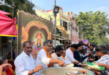 సుజనా చౌదరి ఆధ్వర్యంలో భవానీలకు ప్రసాద వితరణ |