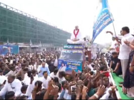 కోటిసంతకాల వాహనాలకు జెండా ఊపిన వైయస్ జగన్ |