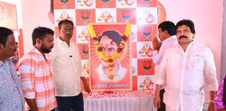 పశ్చిమ ఎమ్మెల్యే సృజనా చౌదరి వంగవీటి రంగాకు నివాళి |