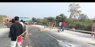 డివైడర్ను ఢీకొన్న బైక్ – ముగ్గురు మృతి |