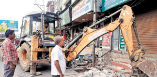 నిర్మాణంలో ఉన్న శంకర్ విలాస్ బ్రిడ్జి పనులపై వైసీపీ నేతల పరిశీలన |