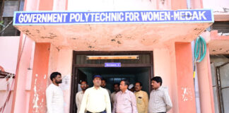 మెదక్ జిల్లా కేంద్రంలో వార్డులను పరిశీలించిన కలెక్టర్ రాహుల్ రాజ్.