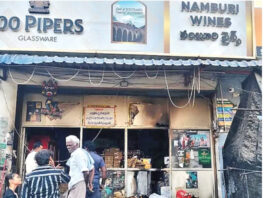 అనంతపురం : నంబూరి వైన్స్ కు నిప్పు పెట్టిన దుండగులు