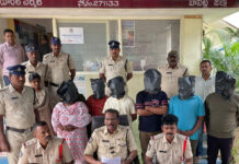 కేసు ఛేదించిన పోలీసులకు ఎస్పీ అభినందనలు |