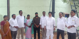 మంచినీటి పనులను అడ్డుకున్న వెల్లంపల్లి మైలవరం రత్నకుమారి ఆగ్రహం