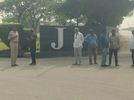 సంఘటన స్థలాన్ని పరిశీలించిన ఎమ్మార్వో మరియుఆర్ అండ్ బి అధికారులు