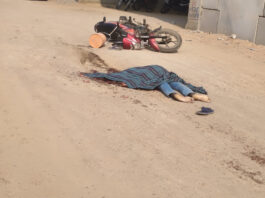 బైక్ లారీ డి వ్యక్తి మృతి