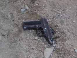 నకిలీ తుపాకి – ఆపై బెదిరింపు.|