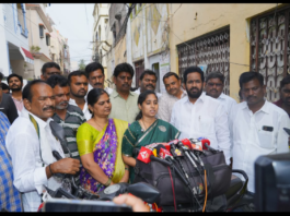 రేషన్ షాప్ ఆకస్మిక తనిఖీ చేసిన ఎమ్మెల్యే గళ్ళా మాధవి గారు