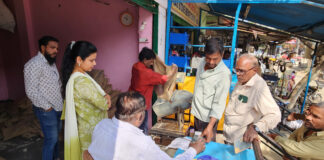 రేషన్ దుకాణాన్ని ఆకస్మిక తనిఖీ చేసిన కార్పోరేటర్.|