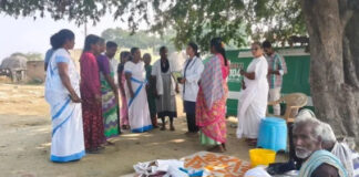 104 వైద్య బృందం ఆగస్తిగానిపల్లిలో వైద్య పరీక్షలు, మాత్రల పంపిణీ