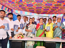 పట్టాదారు పుస్తకాల పంపిణీ |