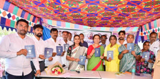 పట్టాదారు పుస్తకాల పంపిణీ |