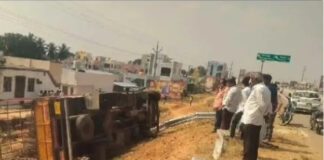 రొంపిచర్ల క్రాస్ లో కోళ్ల లారీ బోల్తా |