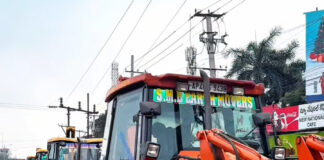 250 కి ఖాళీ స్థలంలో పిచ్చి మొక్కల తొలగింపు : కమిషనర్