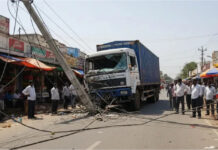 మదనపల్లెలో తప్పిన పెను ప్రమాదం: విద్యుత్ స్తంభాన్ని ఢీకొట్టిన లారీ