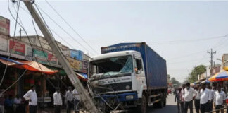 మదనపల్లెలో తప్పిన పెను ప్రమాదం: విద్యుత్ స్తంభాన్ని ఢీకొట్టిన లారీ