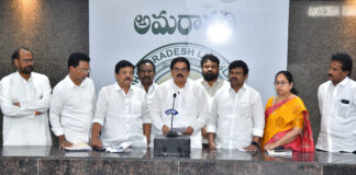 పౌర సరఫరాల శాఖామంత్రి నాదెండ్ల మనోహర్ |