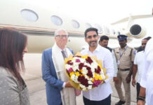 అమరావతిలో బిల్ గేట్స్: గన్నవరంలో ఘనస్వాగతం పలికిన లోకేశ్ |