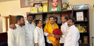 సుగవాసి ప్రసాద్ బాబును కలిసిన మదనపల్లె మైనార్టీ నాయకులు