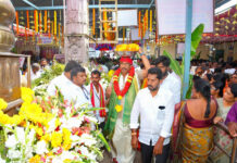 గంగమ్మ తల్లికి పట్టువస్త్రాలు సమర్పించిన మంత్రి సోదరుడు