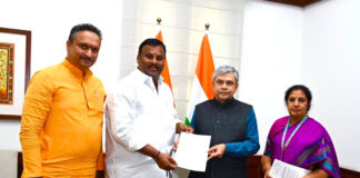 కేంద్ర రైల్వే మంత్రిని కలిసిన మంత్రి మండిపల్లి రాంప్రసాద్ రెడ్డి