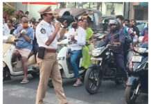 ట్రాఫిక్ నిబంధనలు పాటిస్తేనే సురక్షిత ప్రయాణం: సీఐ