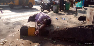 రిపోర్టర్ పై దాడి కి యత్నించిన ఉద్యోగి