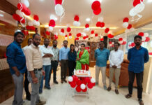 హెయిర్ అండ్ బ్యూటీ సెలూన్ మొదటి వార్షికోత్సవ వేడుకలు.|