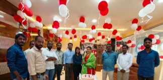 హెయిర్ అండ్ బ్యూటీ సెలూన్ మొదటి వార్షికోత్సవ వేడుకలు.|