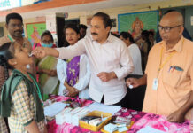 మంగళగిరిలో విద్యార్థులకు నులిపురుగుల మాత్రల పంపిణీ