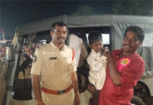 తప్పిపోయిన చిన్నారులను తల్లిదండ్రులకు అప్పగించిన పోలీసులు