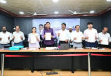 అక్షర ఆంధ్ర గోడ పత్రికలు విడుదల చేసిన కలెక్టర్