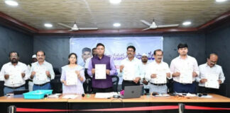 అక్షర ఆంధ్ర గోడ పత్రికలు విడుదల చేసిన కలెక్టర్