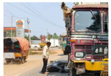 వేట్లపాలెంలో ప్రమాదం: లారీ ఢీకొని పోస్ట్మాస్టర్కు తీవ్ర గాయాలు