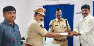 మదనపల్లి: పోలీస్ భవన నిర్మాణాలకు రూ. 10 లక్షల విరాళం.