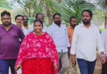 ముస్లిం స్మశాన వాటిక పనులను పరిశీలించిన ఎమ్మెల్యే, కమిషనర్.