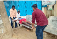 ప్రభుత్వ ఆసుపత్రిలో నిర్లక్ష్యం: స్థానికులే బాధితుడికి ఆసరా.