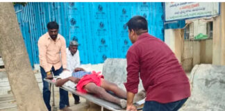 ప్రభుత్వ ఆసుపత్రిలో నిర్లక్ష్యం: స్థానికులే బాధితుడికి ఆసరా.