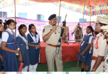 రక్షణే లక్ష్యం: హెల్ప్లైన్ నంబర్లపై విద్యార్థినులకు డీఎస్పీ అవగాహన.