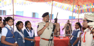 రక్షణే లక్ష్యం: హెల్ప్లైన్ నంబర్లపై విద్యార్థినులకు డీఎస్పీ అవగాహన.