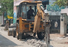 అధికారుల పనితిరు కి ప్రజలు బెజరు