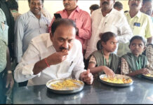 విద్యార్థులతో కలిసి భోజనం చేస్తున్న ఎమ్మెల్యే కొండయ్య