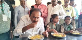 విద్యార్థులతో కలిసి భోజనం చేస్తున్న ఎమ్మెల్యే కొండయ్య