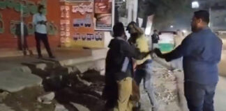 ఆసుపత్రిలో పారిశుద్ధ్య కార్మికుల గొడవ: చెప్పుతో దాడి కలకలం.